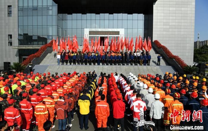 四川首批省级应急救援队伍集体亮相并授_授旗-抢险-首批-