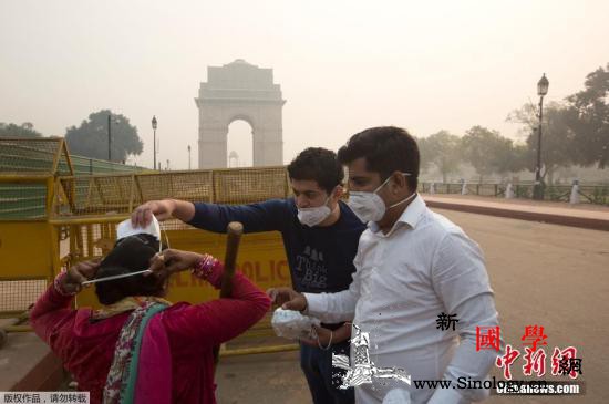 空气污染恶化至“严重”等级印度新德里_灯节-停课-印度-