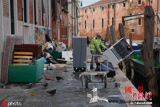 威尼斯水灾文物遭殃大批志愿者参与抢救_意大利-威尼斯-抢救-