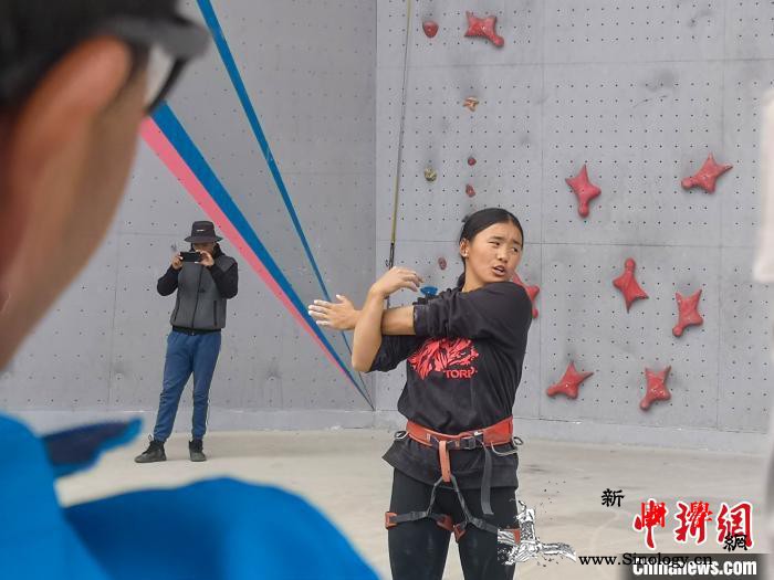 西藏开展专题培训提升青少年体育事业发_西藏自治区-受训-攀岩-