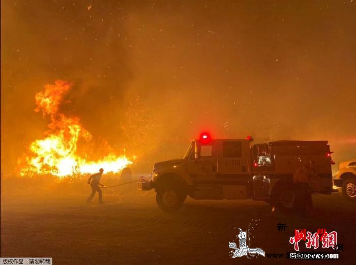 大火席卷加州向人口密集区蔓延数千居民_消防队员-图拉-灭火-