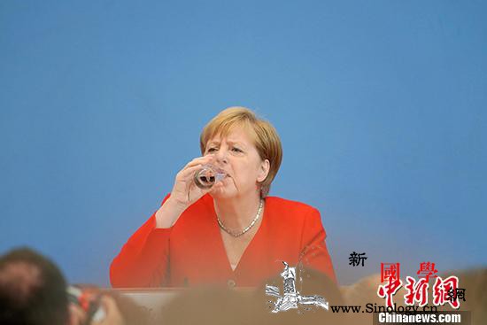 默克尔在柏林参加会议时被绊倒以玩笑化_德国-会上-默克尔-