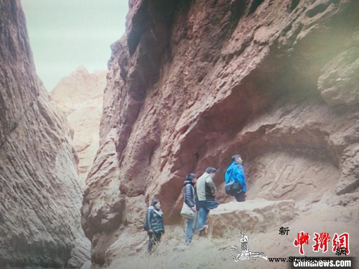新疆库车峡谷首次发现“飞天”浮雕壁画_库车-飞天-崖壁-
