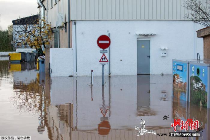 法国东南部遭暴雨侵袭引发洪灾已致6人_洪灾-法国-侵袭-