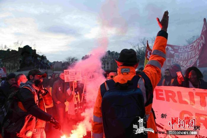 罢工浪潮下法当局将宣布改革细则预告无_巴黎-法国-游行-