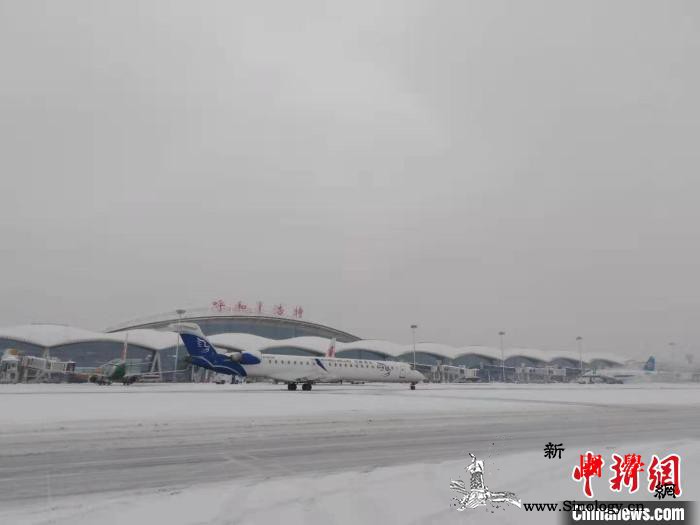 大雪致内蒙古多条高速公路封闭出行受阻_白塔-呼和浩特-画中画-
