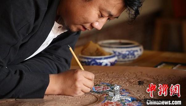 蒙古族皮雕画传承人贾宏伟：牛皮做纸妙_蒙古族-受访者-画作-
