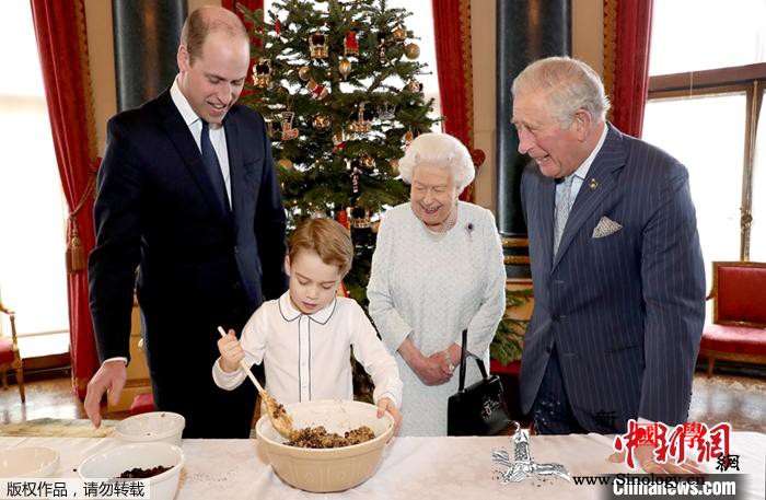 “四世同堂”迎圣诞：英乔治小王子做起_乔治-同堂-英国-