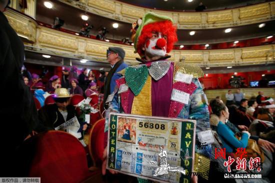 西班牙女记者直播时发现自己中彩票大喊_马德里-西班牙-歌剧院-