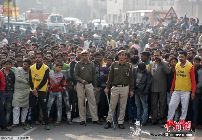 被洋葱“贵哭”了的印度人有的抗议、_孟加拉国-印度-印度人-
