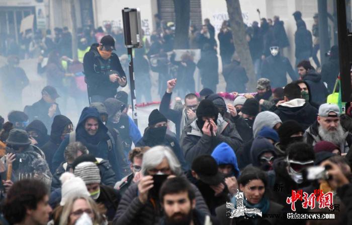 2019年的最后一个周末法国大罢工_催泪瓦斯-示威者-巴黎-