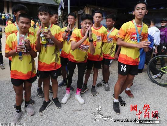 参与足球队洞穴救援血液感染泰国一海豹_泰国-足球队-队员-