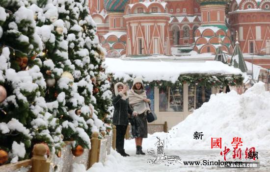 莫斯科迎百年不遇暖冬运人造雪营造跨年_莫斯科-站在-俄罗斯-