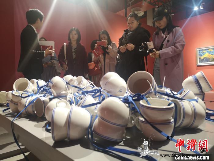 渝港青年艺术交流展启幕“秀”出两地魅_重庆-香港-图为-