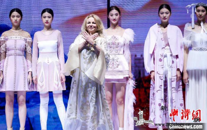 "海上丝绸之路时尚文化周"南宁开幕_丝绸之路-图为-东盟-苗族-