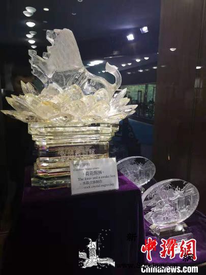 浙江台州三代玻雕人：“玻璃之花”绽放_图为-雕刻-玻璃-