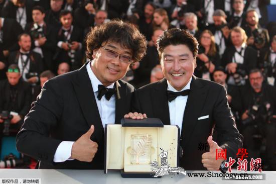 《寄生虫》获金球奖最佳外语片再立韩国_金球奖-首次-韩国-
