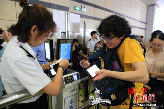 官方：持出入境证件旅客可完成进出站电_检票-出入境-旅客-