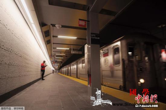 纽约地铁因动物落轨4年延误近900次_浣熊-纽约-铁轨-