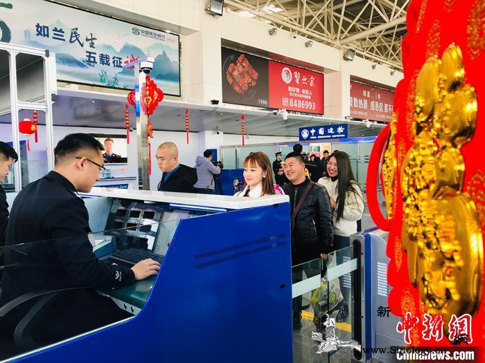 甘肃民众出境旅游过春节：随身携“福”_兰州-出入境-民众-