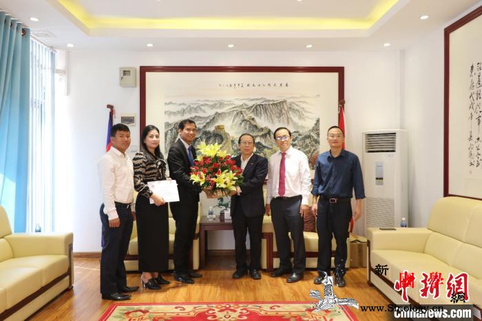 柬埔寨暹粒国际机场移民局官员向驻领办_柬埔寨-贺年-移民局-