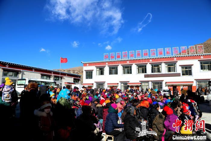 新春“文化进万家”活动藏南谷地放异彩_琼结县-西藏-慰问-