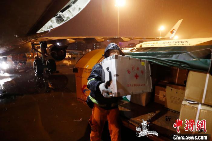 大年初一凌晨上海医疗援助队乘坐东航包_客舱-乘务员-东航-