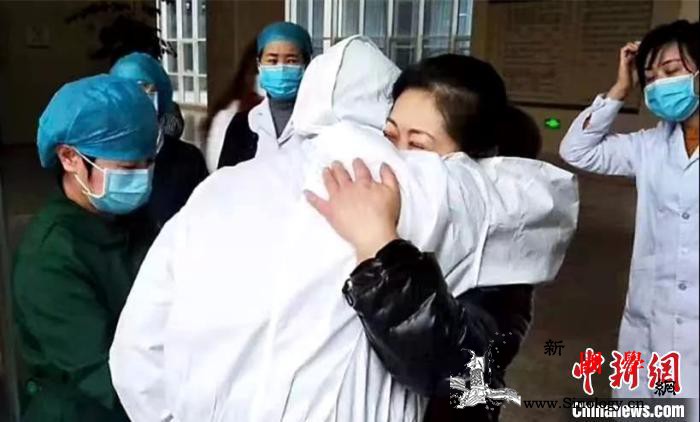 中新网评：今天让我们向医护工作者“_医护-医护人员-拥抱-
