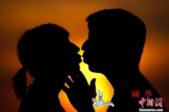 美波士顿举行亲吻挑战赛参赛情侣：亲得_波士顿-画中画-彩球-