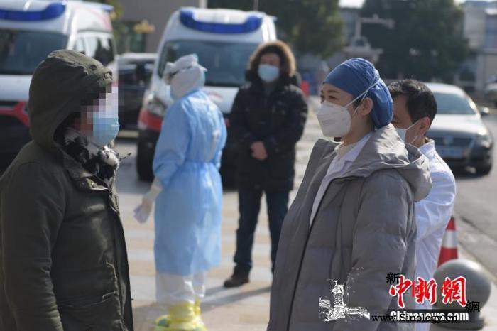 外媒聚焦中国战“疫”：形势向好充满信_防护服-肺炎-疫情-