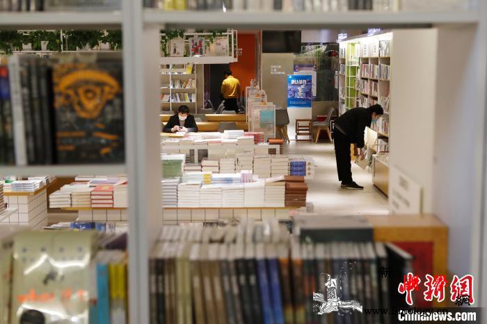 上海实体书店恢复营业！大隐书局5家门_书局-口罩-戴着-