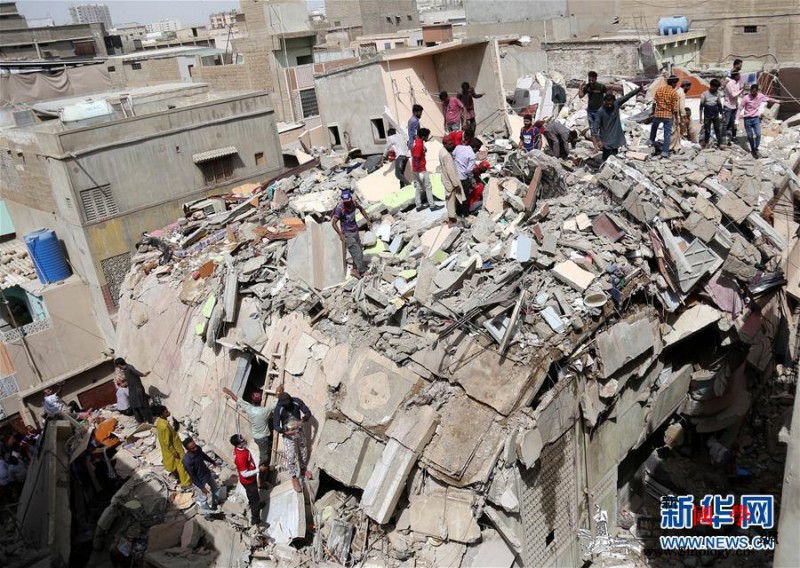 巴基斯坦居民楼倒塌事故死亡人数升至1_卡拉奇-信德-巴基斯坦-