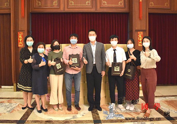 驻泰使馆为在泰留学生发放"健康包"_泰国-口罩-疫情-防疫-