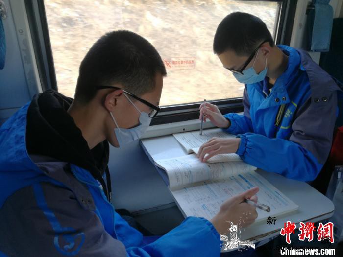 哈铁公益“慢火车”助学子踏复学之路_复学-哈尔滨-图为-