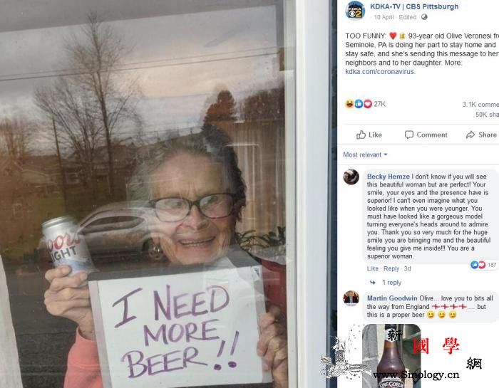居家避疫的93岁老太举牌“我要啤酒”_宾夕法尼亚州-美国-老太太-