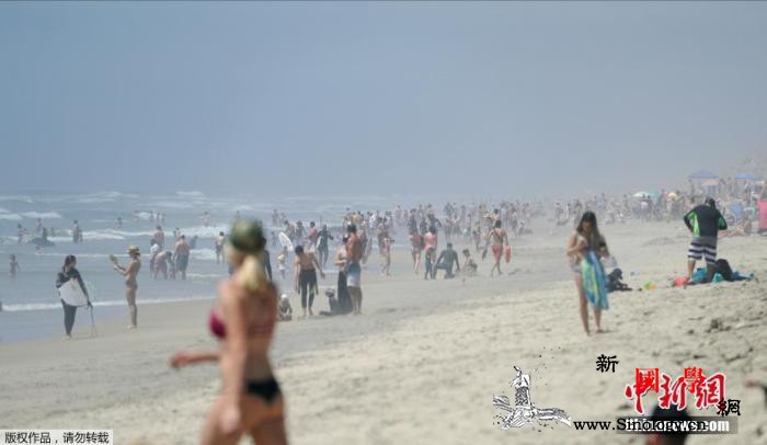 美加州民众聚集海滩晒太阳州长警告“病_加州-晒太阳-海滩-