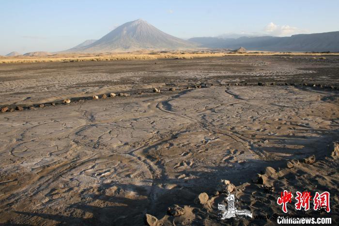 最新研究：非洲迄今最大规模人类足迹遗_坦桑尼亚-足迹-画中画-