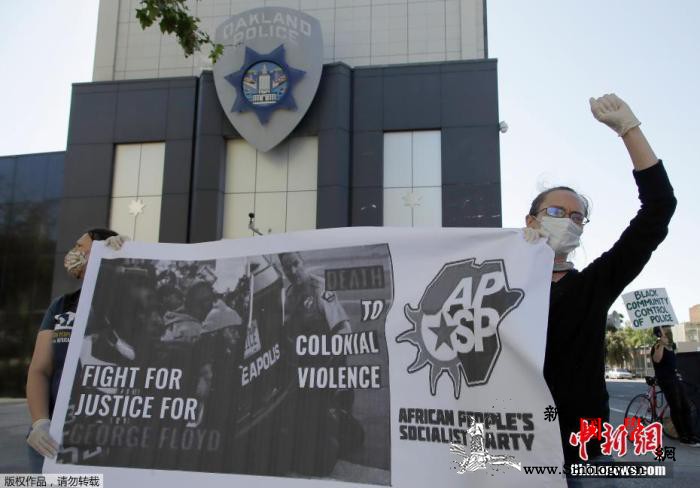 尸检报告称美遭跪杀男子死因或包括心脏_弗洛伊德-尸检-警察-