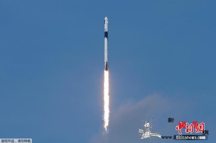 美国“龙”飞船与空间站完成对接两名宇_美东-试航-宇航员-
