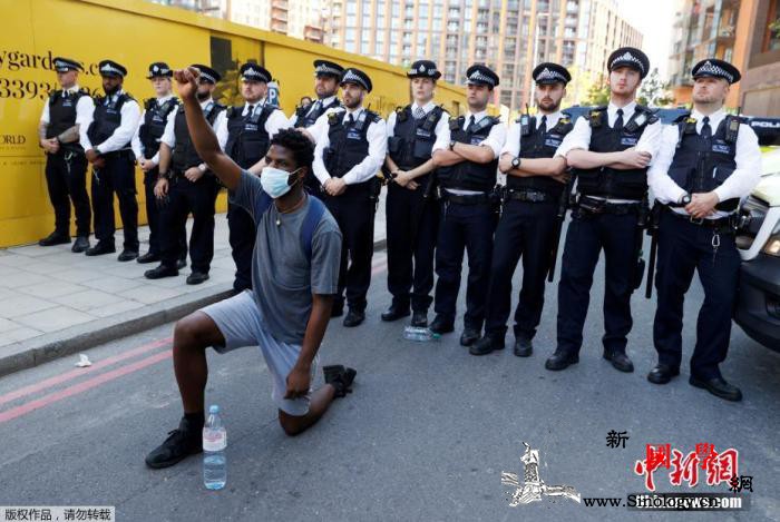 伦敦发生示威游行声援美“黑人之死”抗_抗议者-伦敦-示威-
