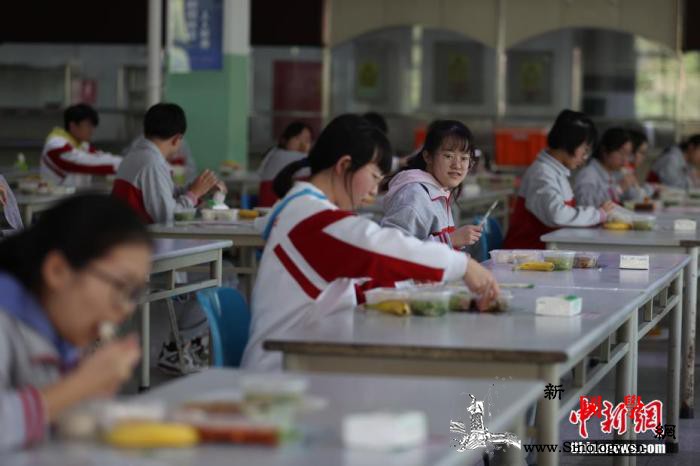 两部门：加强夏季学校食源性疾病防控每_工用-画中画-防控-