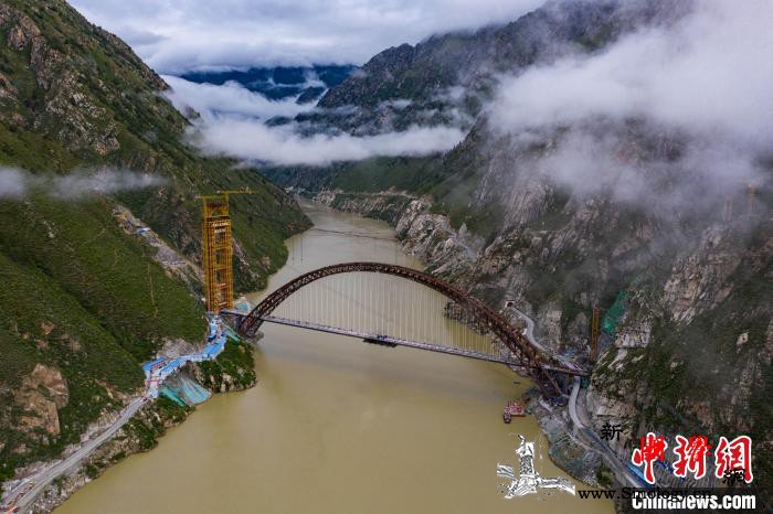 川藏铁路拉林段藏木特大桥现浇主梁成功_工程局-合龙-浇筑-