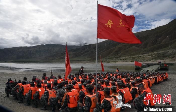 端午佳节：驻藏官兵迎来横跨雅江赛龙舟_雅鲁藏布-舟桥-西藏-