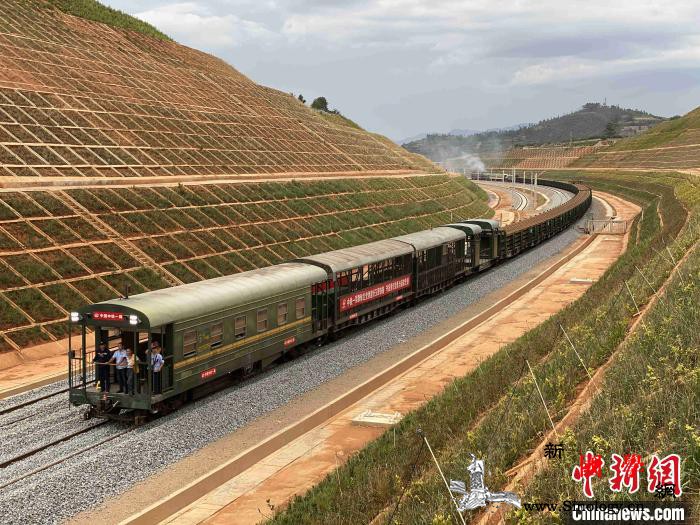 中老铁路玉磨段整体道床开始铺轨明年二_老挝-铺轨-床铺-