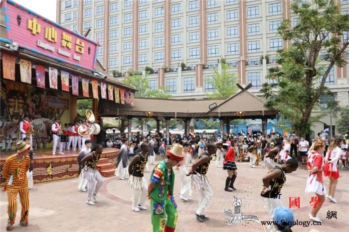 主题公园:小长颈鹿出生了大家快来爱_主题公园-厦门-马戏-疫情-