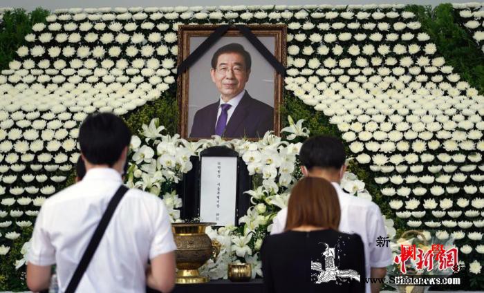 文在寅送花圈吊唁已故首尔市长曾为司法_吊唁-已故-韩国-