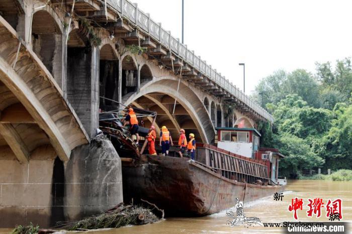 货船脱锚撞上白鹭洲拱桥多部门协同送回_吉安市-吉安-拱桥-