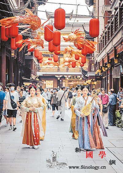 400多岁豫园变身国潮街区_豫园-校场-国风-夜市-