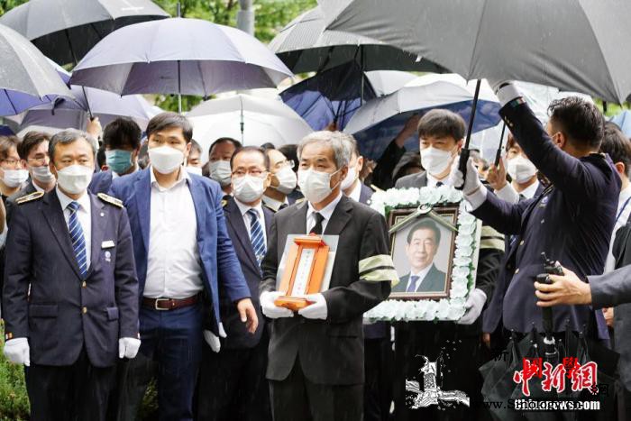 已故首尔市长朴元淳出殡_出殡-遗像-已故-