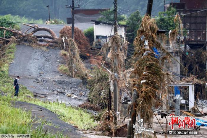 日本暴雨已致72人死亡安倍赴灾区视察_熊本-受灾-日本-